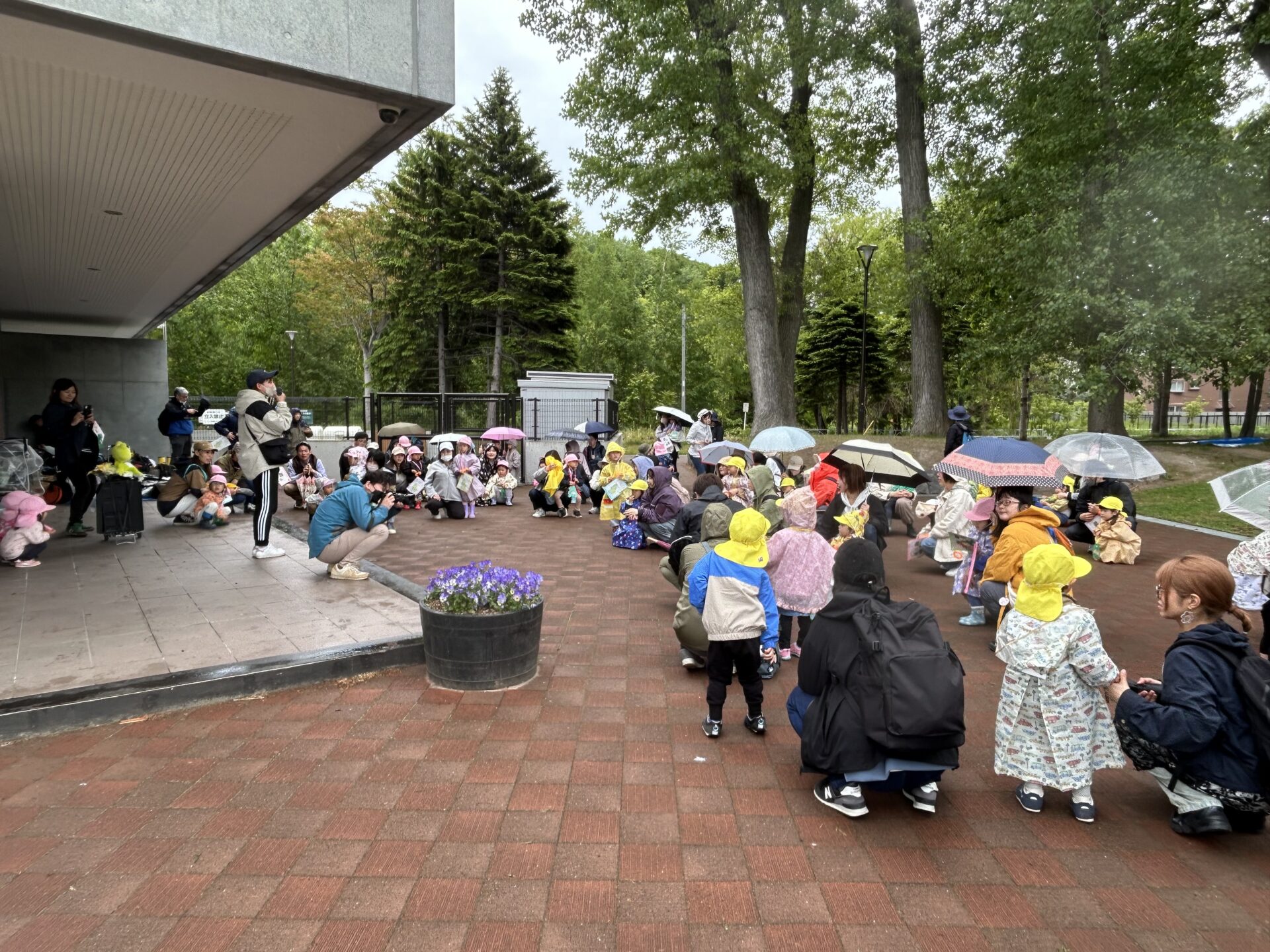 雨の中の楽しみ「親子遠足」