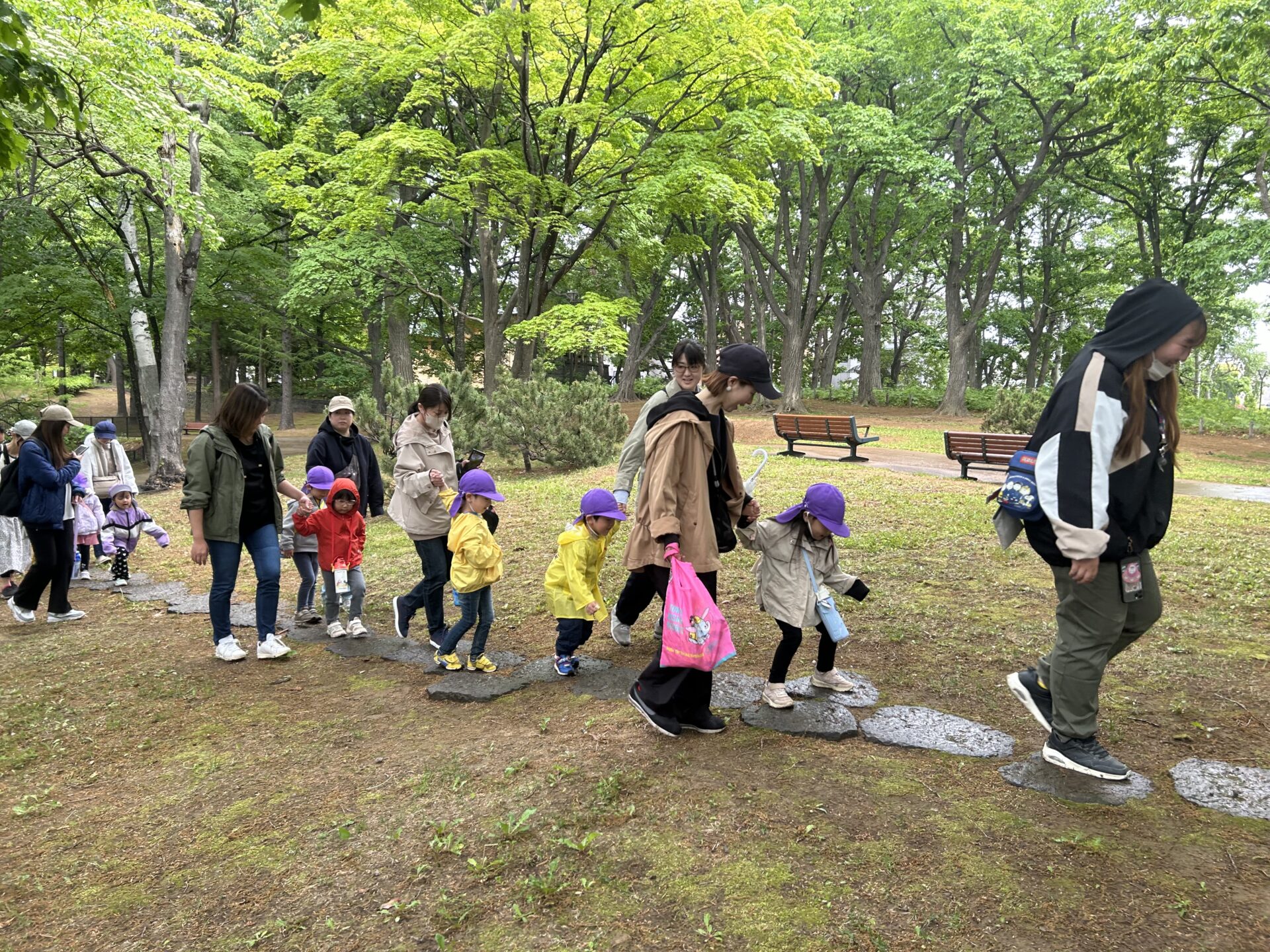 雨の中の楽しみ「親子遠足」